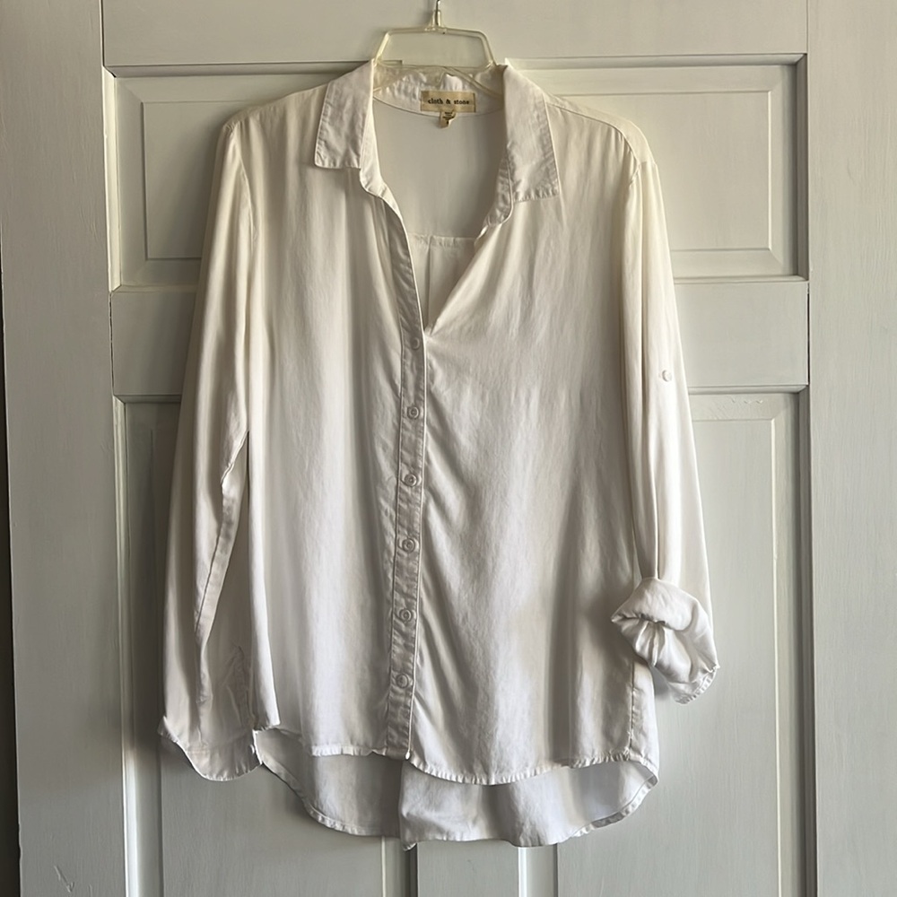 Cloth & Stone small white blouse from Anthropologie. Not new but in good shape.
